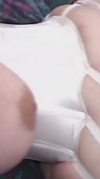 Infermiera tettona miLF succhia un cazzo mentre le tette vengono adorate