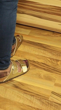 Naylon Çorap ve Skinny Jeans - Klasik Sandaletlerde Sarkan