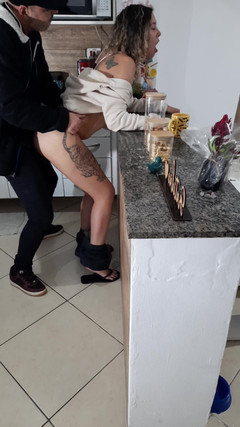 Gabi SweetCouplesStories: Enteada não pode nem descansar enquanto faz o café da...