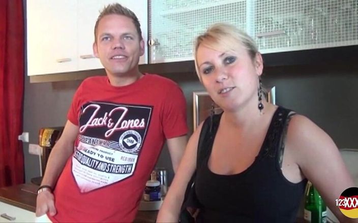 123XXX - 100% Amateurs: Een blonde Duitse babe wil dat sperma zo graag