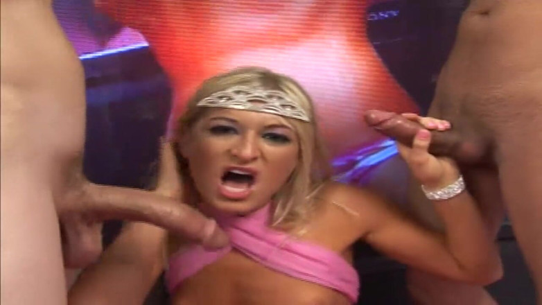 VELVET1984: Sarışın bebek parmaklıyor ve emiyor ve yüzüne boşalma orgazmı