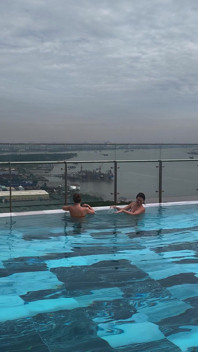 Hari kolam yang suka bermain
