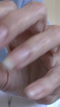 มือสง่างามในฤดูร้อนและเล็บยาว โดย Lady Victoria Valente