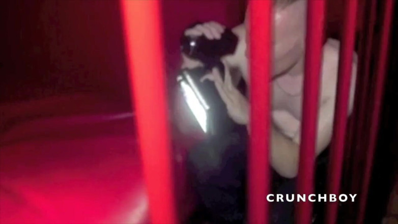 Crunch Boy: Amatérská mezirasová gangbang v klubu v Paříži