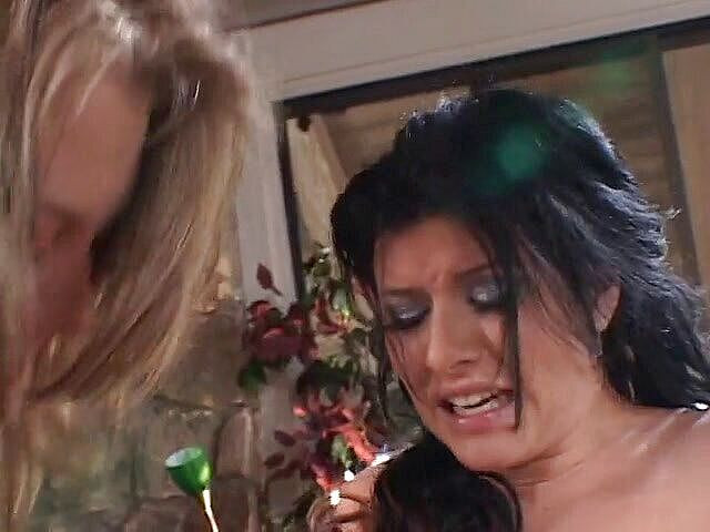 Girls Allowed: 同性恋女孩和她们的新紫色玩具