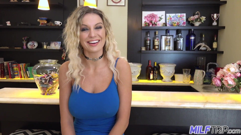 MILF Trip: वीर्य की भूखी milf(चोदने लायक मम्मी) kenzie taylor bartender लंड के साथ चूत का रस मिलाती है
