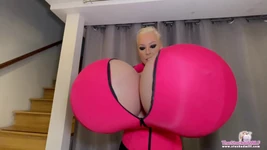 "Je gonfle mes seins au lieu de mon pneu ! Fétiche d'expansion mammaire"