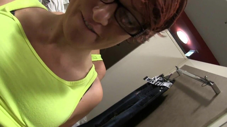 Popp Sylvie: Squirt in the locker room