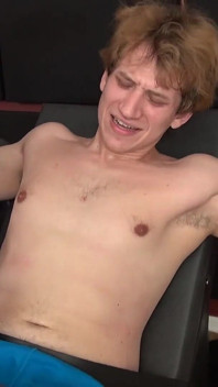 Sexy americký chlap je zlechtěn do nebe - čistá gay lechtá dominance! - Dd_3901