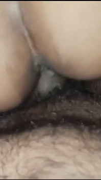 Gospodină desi excitată Priya Bhabhi folosită de Dewar în baie