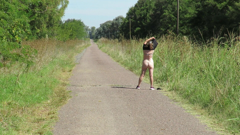 Milfcamsex: Patricia se dezbracă sub soarele de vară