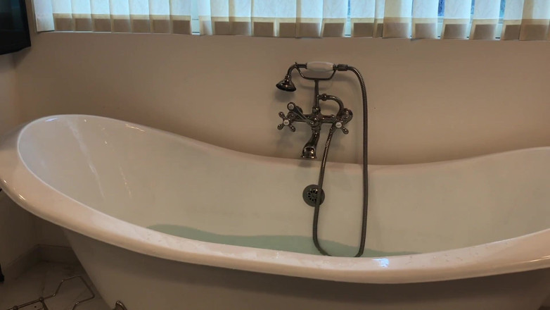 Erin Electra: Erin SPH in bagno