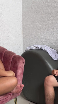 Min knubbiga styvsyster förlorar på sten, sax, påse... Jag tar bort allt och sätter kuken hela vägen ner till botten