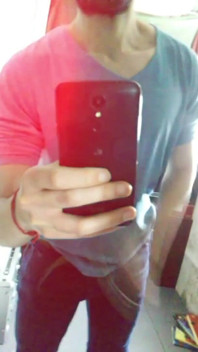 Influencer terkenal mengambil Selfies untuk teman wanitanya