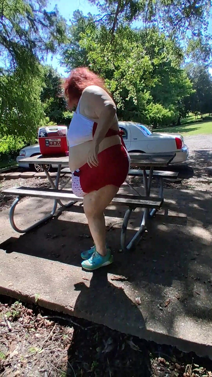 BBW nurse Vicki adventures with friends: Asistenta bbw Vicki face o plimbare în costumul ei de baie...