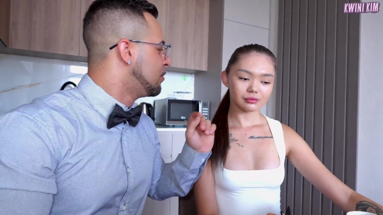 Kwini Kim: ภรรยาเอเชีย ควินี่ คิม กับสามีจัดสามคนแบบเก้อๆ กับ นิโคล มูร์คอฟสกี้