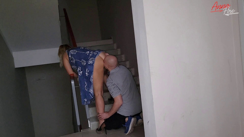 Anna Fire: Riskantní lízání děr ve vchodu