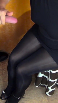 Les collants noirs moulants sont faits pour le sperme de l'amant. Trait-moi une pute