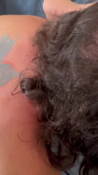 Il caldo ragazzo nero è arrivato per scopare il mio culo e il culo della mia amica trans