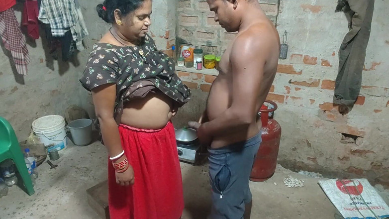 Raju Raju: 부엌 방에서 알몸으로 왼쪽