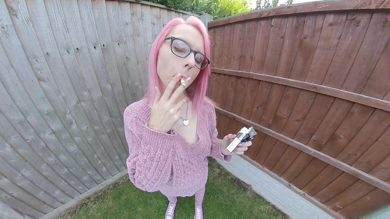 VR smokers HD-2D Videos Only: Chloe Toy - Palenie w swoim ogrodzie
