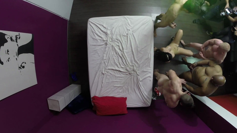 Nightclub Amateur Series: MILF si rambut coklat yang menakjubkan dikongkek oleh empat lelaki...