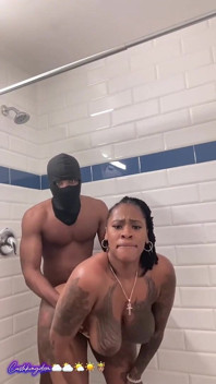 Seksgodin met grote tieten wordt hard geneukt onder de douche!