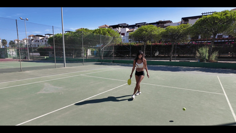 DaringKiara: 友人がテニスコートに行って私を驚かせてくれました