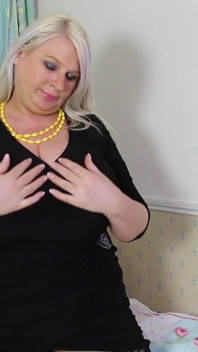 Dojrzała BBW MILF Sammy Sanders Pokazuje Swoje Ogromne Cycki I N Duży Tyłek