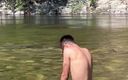 Z twink: Tipul gol în râu