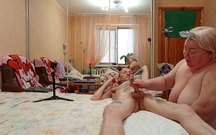Zona901: Schoonmoeder doet handmatige stimulatie van mijn olieachtige pik voordat ze...