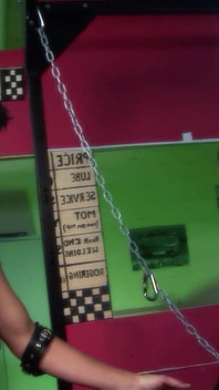 Nadržená hubená teen Mai šuká v opravně aut s latexovým oblečením
