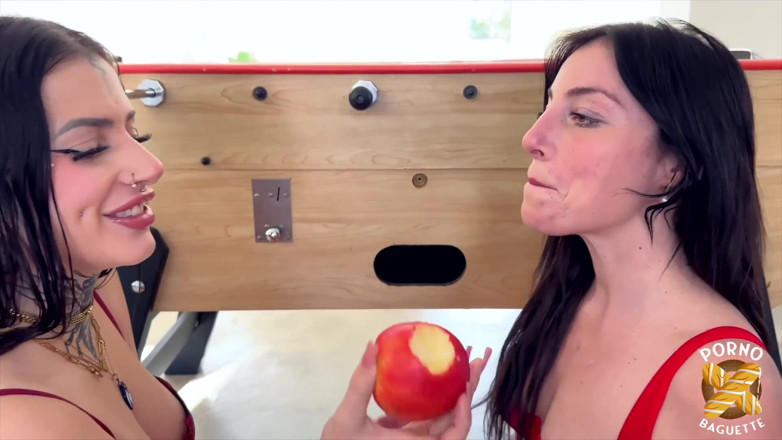 Porno Baguette: Laeticia, Enjoys Herself with a Woman and a Man!