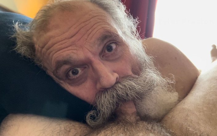 FuzzyBeardBoy: Baffi la succhiacazzi del nonno fa un glorioso pompino