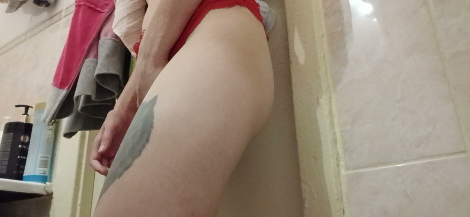 Lesbian-candys: A Skinny Student Girl in Red Panties Masturbates Her Hairy...