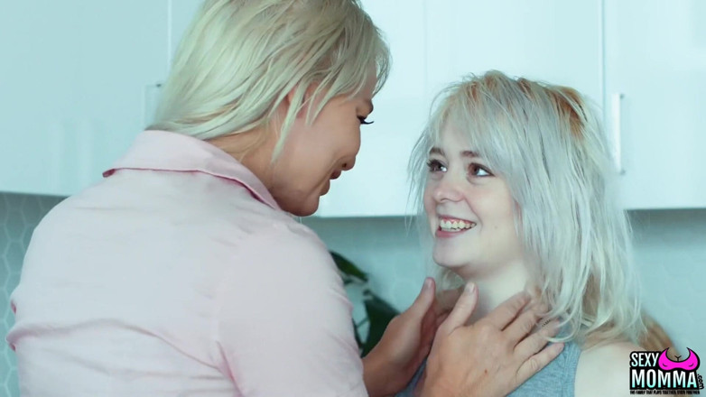 Sexy Momma XXX: ロンドンとアニーは夕食にお互いを食べます!