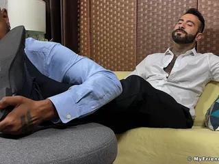 Rikk'in ayakları emiyor ve sikiliyor