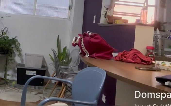 RealDomSpank: Une étudiante brésilienne rend visite et elle tient son cul ouvert...