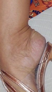Selenas Füße verehren und posieren in High Heels