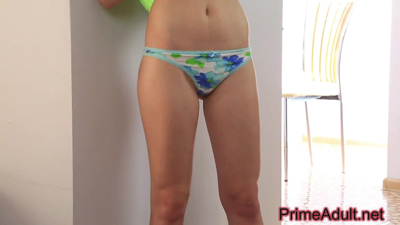 PrimeAdult: Lou sexy Smal tetas flaca morena caliente juegan Allone