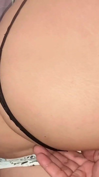 Une belle-mère à gros cul se fait baiser par son beau-fils au repos dans son lit