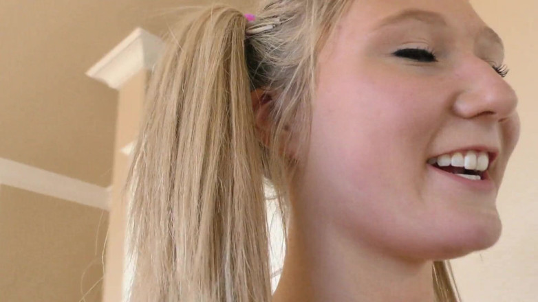 Perv Milfs n Teens: April Aniston thích một ngón tay trong đít cô ấy và miệng đầy...