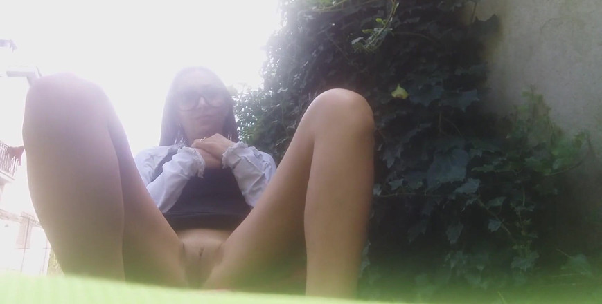 savannahamatoriale: Outdoor!! Without Panty and Pee on the Grass!!i Don T...