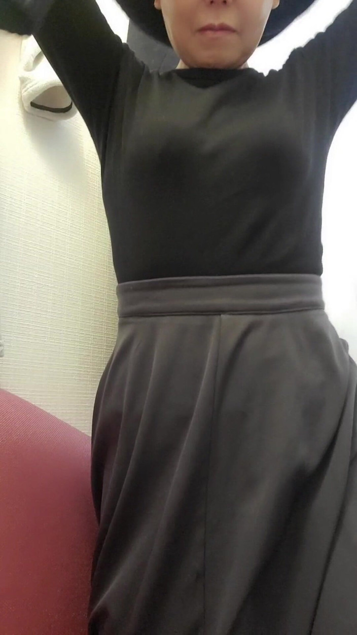 Mayumi Kanzaki: Seorang model menukar pakaian di bilik menunggu untuk sesi bergambar