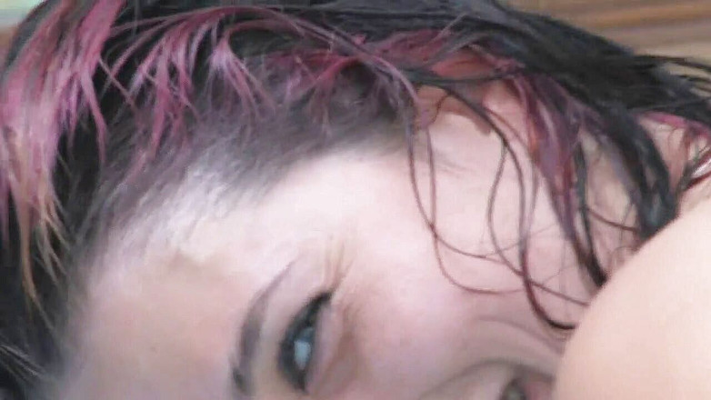 Happy Ending: Грудастая крошка мастурбирует в бассейне