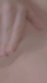 Echtes Amateur-mädchen Zeigt Ihren Süßen Körper Und Masturbiert