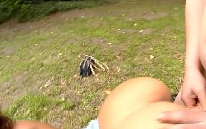 Hardcore German Club: Une Allemande se fait prendre en levrette dans l’arrière-cour