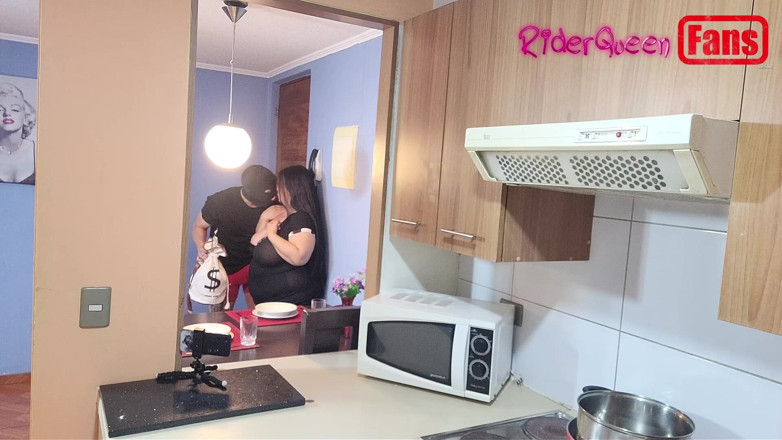 Riderqueen: 팬을 위한 동영상: 부엌에서 나를 따먹는 가면을 쓴 젊은 남자