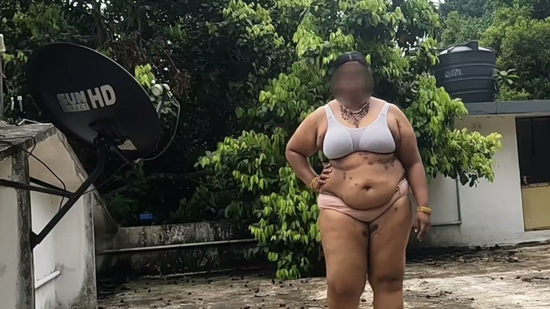 Anne Ipe: Naughty Nudist From India Relaxing Outdoor Naked, Eating Fresh Fruit...