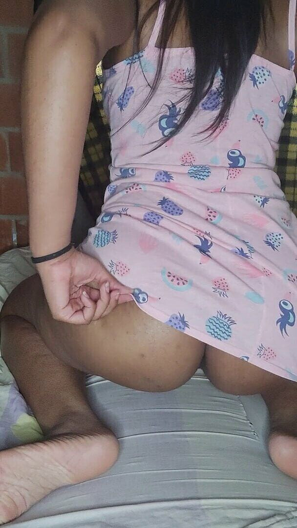 Brunnete Sofi: Hermosa morena culona le encanta twerk en bragas